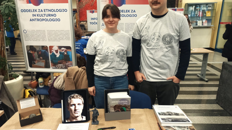 Stojnica Oddelka za arheologijo v avli fakultete